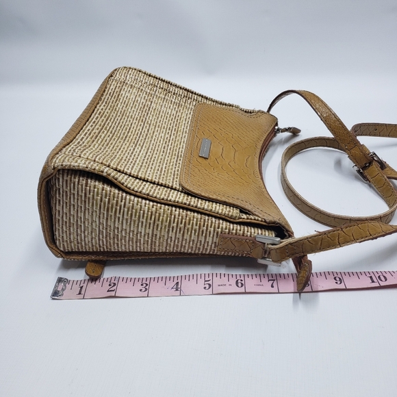Liz Claiborne Tan Crossbody Bag with Structured Design and Gold Tone Hardware - Picture 11 of 12